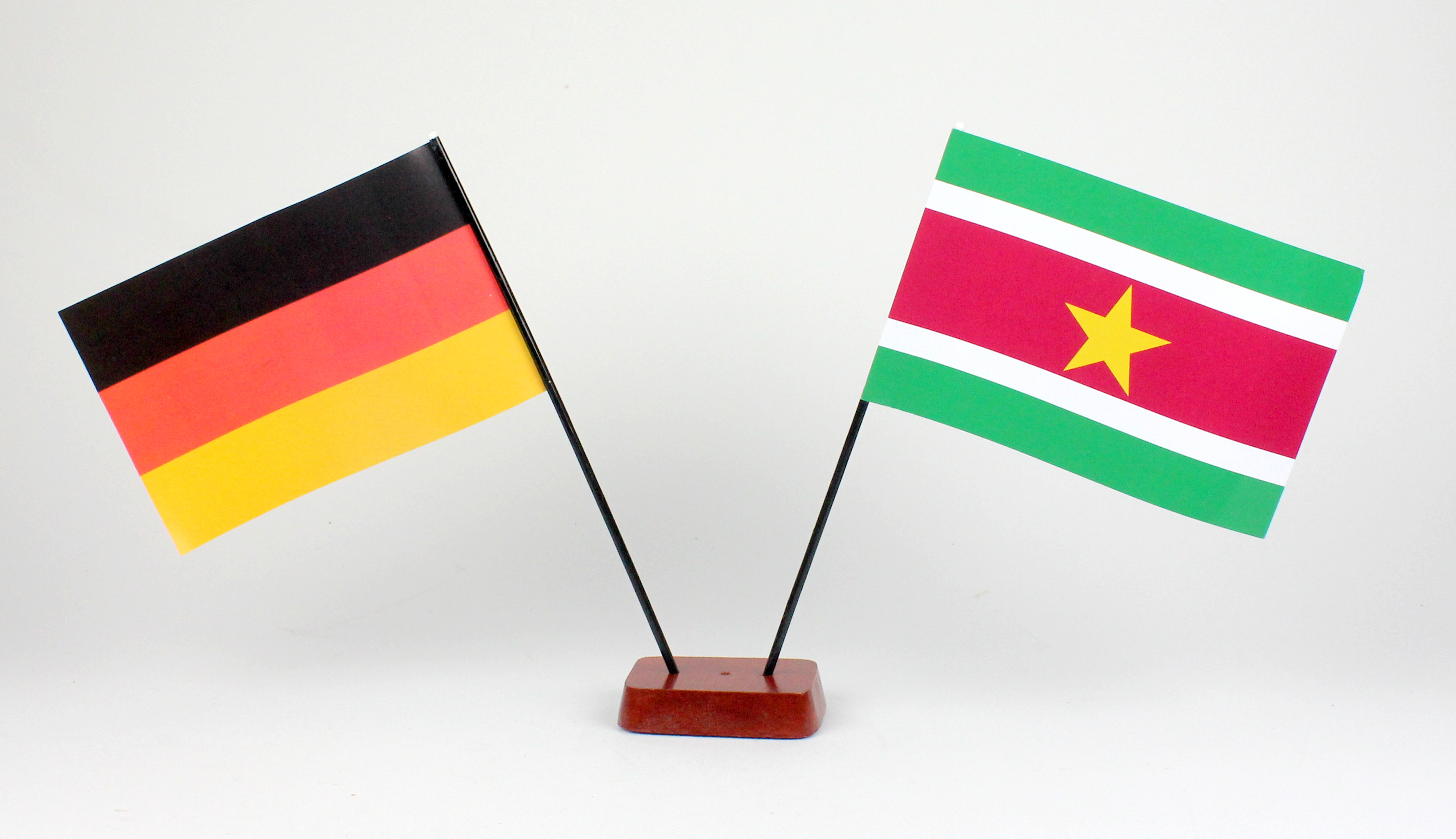 Suriname-Deutschland90x140 Mini Tischflagge Suriname 9x14 cm Höhe 20 cm mit Gratis-Bonusflagge und Holzsockel Tischfähnchen