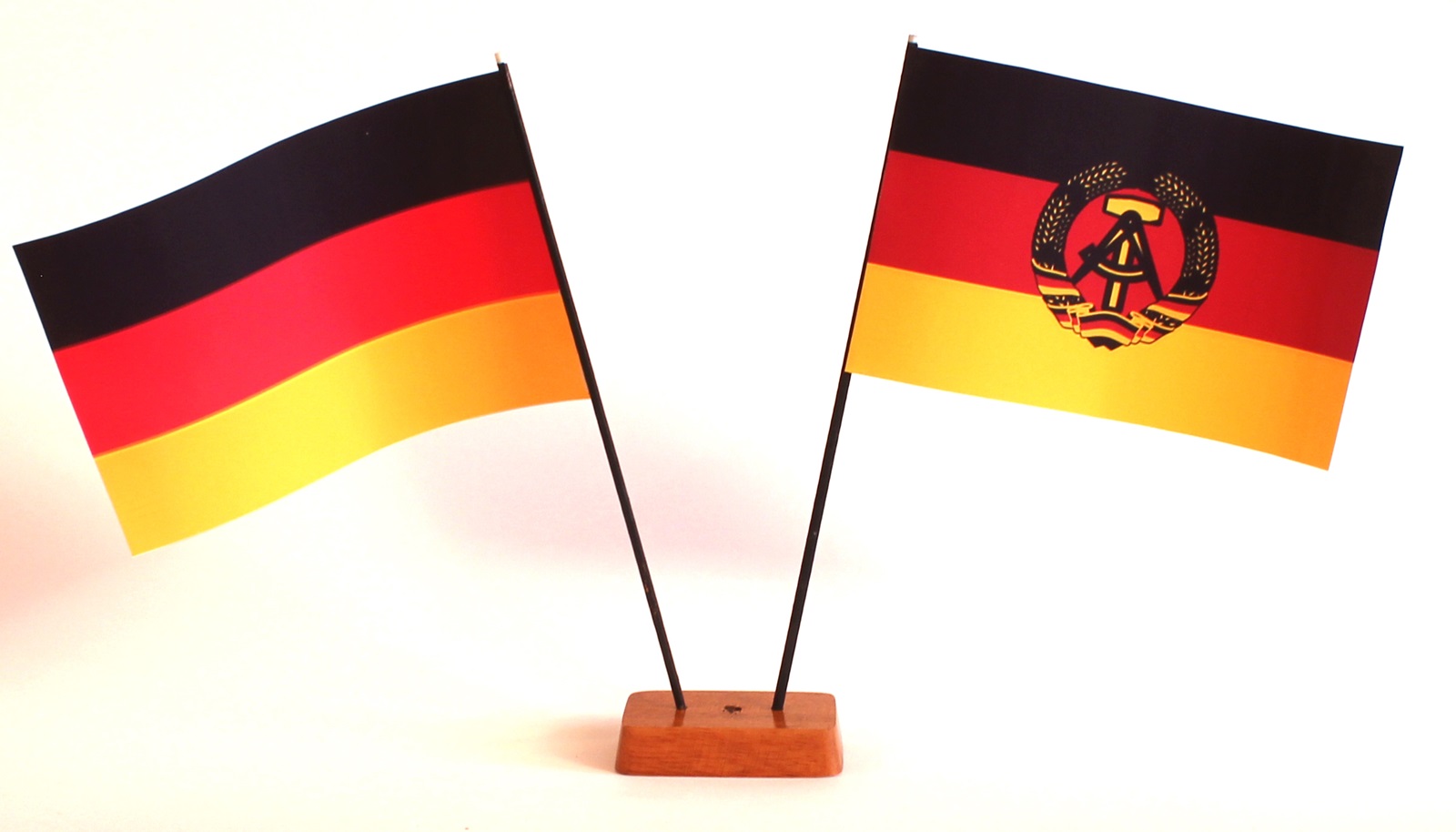 Mini Tischflagge DDR Ostalgie 9x14 cm Höhe 20 cm mit Gratis-Bonusflagge und Holzsockel Tischfähnchen