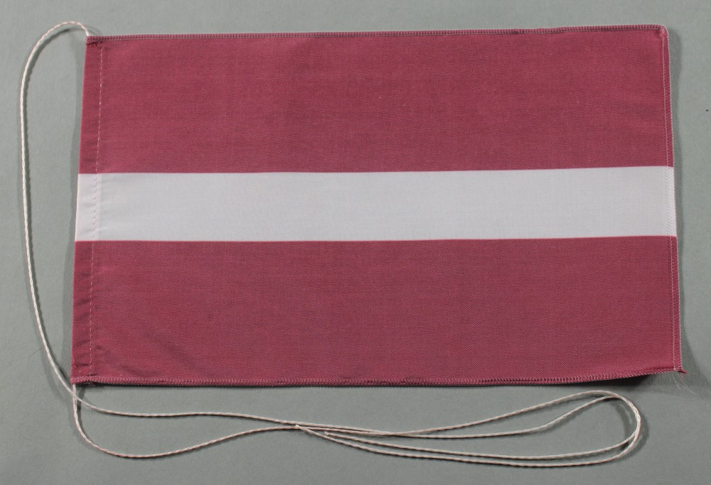 Tischflagge Lettland 25x15 cm optional mit Holz- oder Chromständer Tischfahne Tischfähnchen