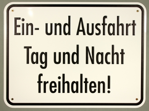 aluminiumschild-einfahrt-ausfahrt-tag-nacht-freihalten Aluminium Schild Ein- und Ausfahrt Tag und Nacht freihalten 300x400 mm geprägt