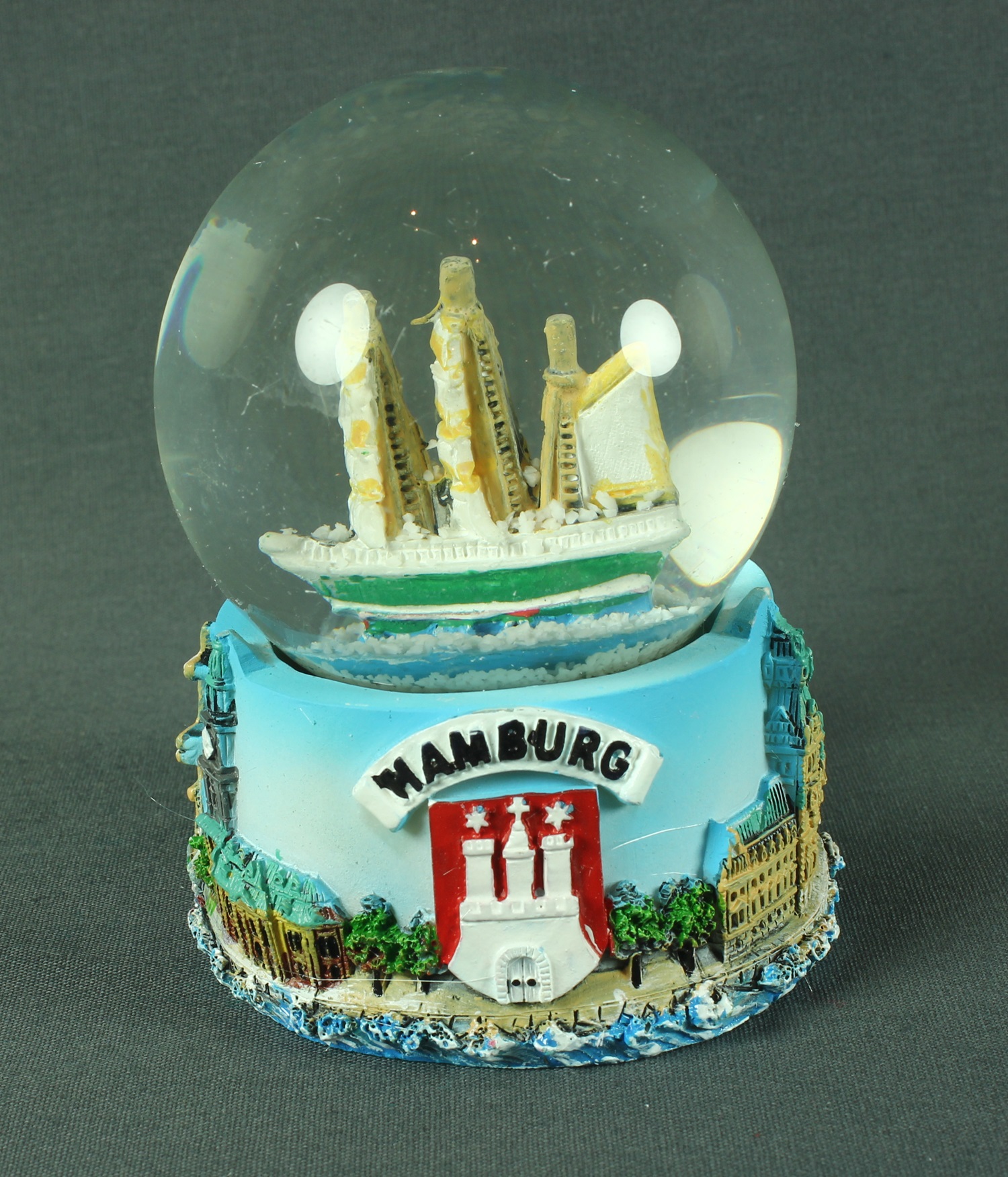 schneekugel-hamburg-rickmers-v Schneekugel mit Hamburg Schiff Rickmer Rickmers Schüttelkugel Glitzerkugel Andenken