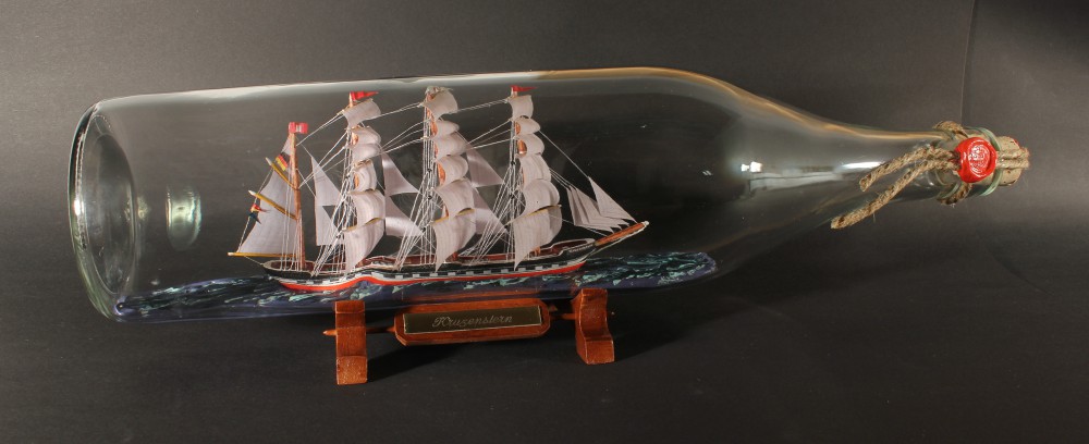 buddelschiff-kruzenstern-p114b-2000 Kruzenstern 3 Liter runde Asbach - Flasche Buddelschiff Flaschenschiff Krusenstern