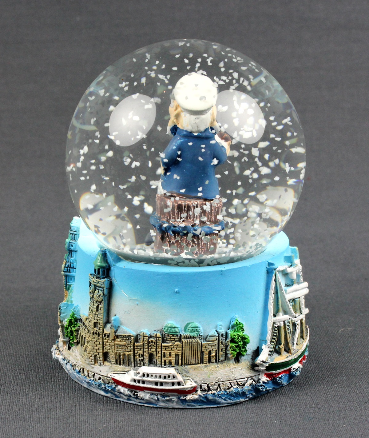 schneekugel-hamburg-kapitaen-h